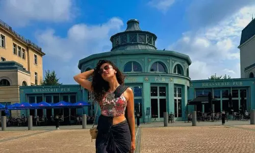 తాప్సి పారిస్ పరువం చీరలో నెవ్వర్ బిఫోర్