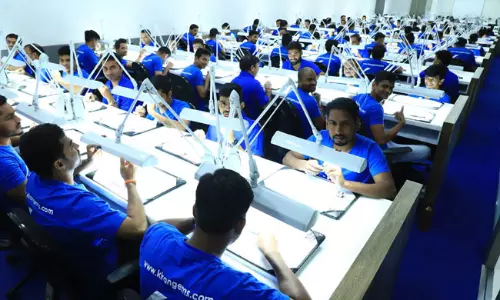 గుజరాత్  లోని కంపెనీలో  50వేల మంది ఉద్యోగులు రోడ్డు మీదకు!