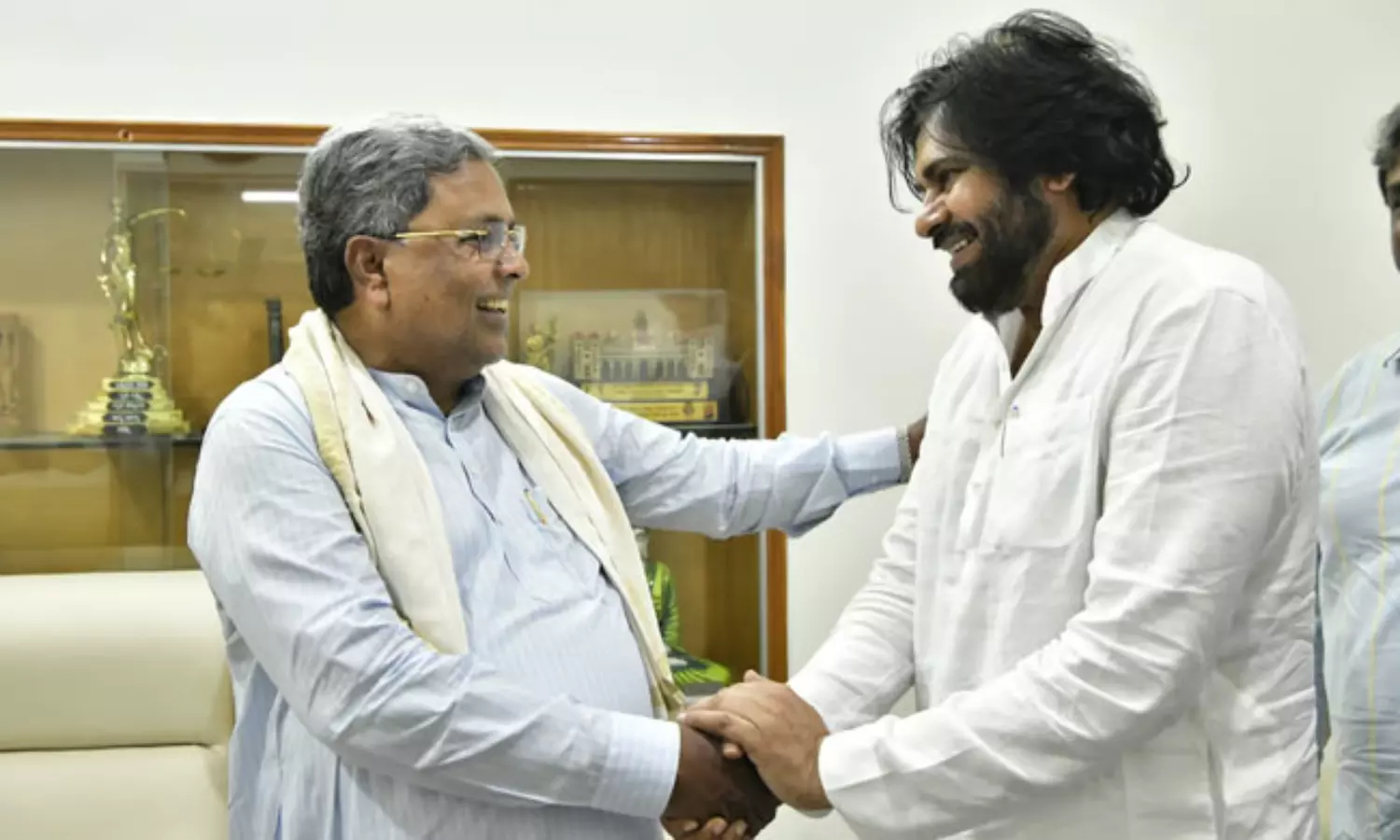 పవన్ కల్యాణ్ మంత్రాంగం ఓకే.. కర్ణాటకతో చర్చలు సానుకూలం పవన్ కల్యాణ్ మంత్రాంగం ఓకే.. కర్ణాటకతో చర్చలు సానుకూలం