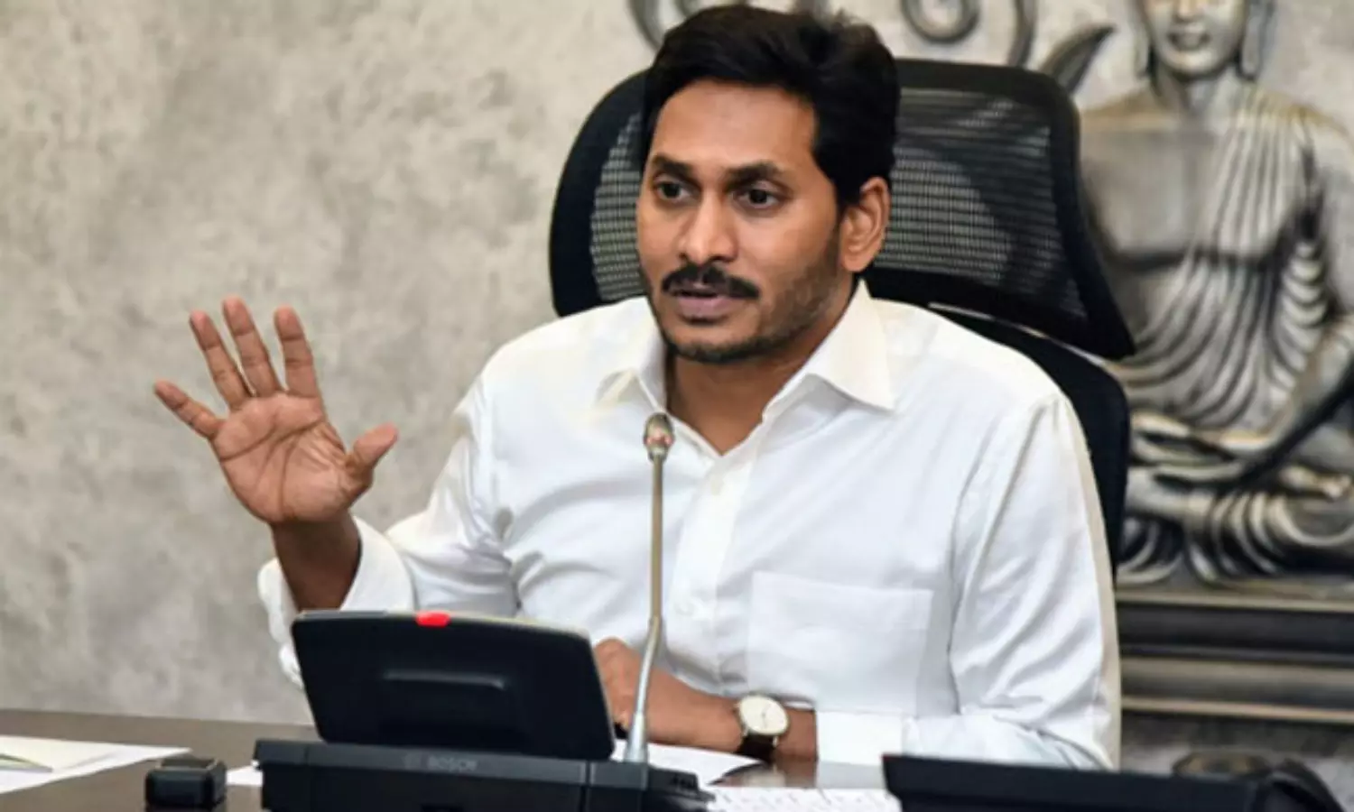 సచివాలయాలలో జగన్ ముద్ర చెరిగిపోతుందా ?