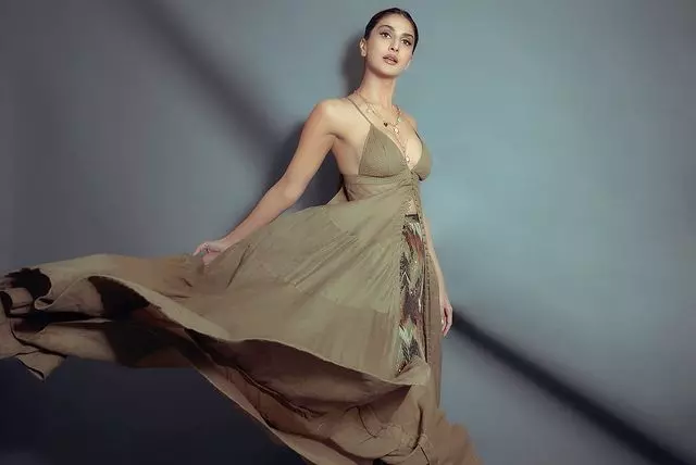 Vaani Kapoor’s Elegant Dress Will Leave You in Awe Vaani Kapoor’s Elegant Dress Will Leave You in Awe