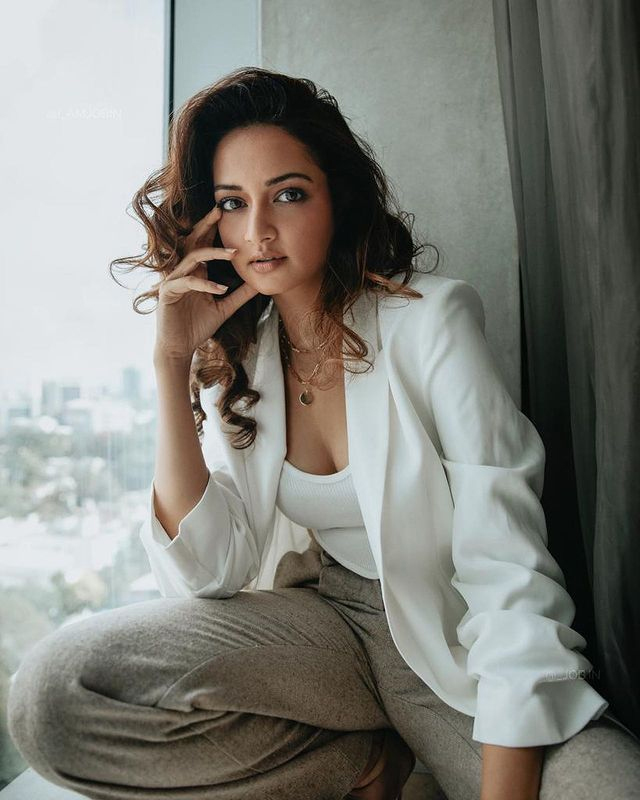 Shanvi Srivastava’s Dress Is a Fashion Masterpiece Shanvi Srivastava’s Dress Is a Fashion Masterpiece