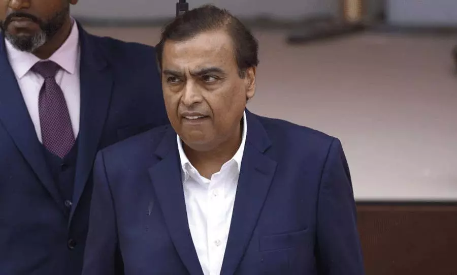 రూపాయి జీతం తీసుకోని అంబానీ మరి కుటుంబ సభ్యులు?