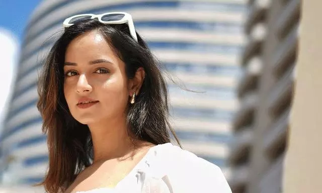 పొట్టి గౌనులో లవ్లీ పాప   గుర్తుపట్టారా?