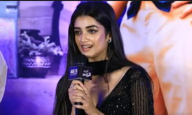 రొమాంటిక్ సీన్స్.. ఒక్క మాటతో కౌంటర్ ఇచ్చేసిన భాగ్యశ్రీ