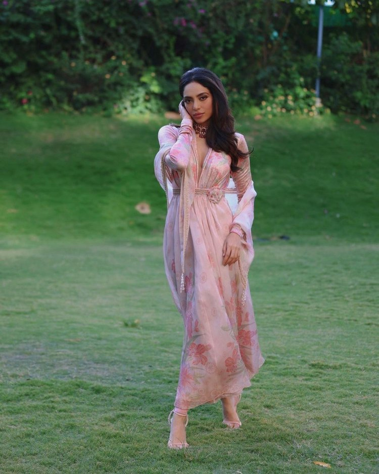 Sobhitha Dhulipala’s Glamorous Look Will Captivate You Sobhitha Dhulipala’s Glamorous Look Will Captivate You