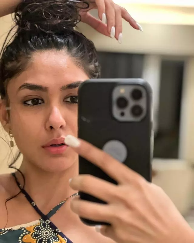 Mrunal Thakurs Adorable Instagram Snaps Mrunal Thakurs Adorable Instagram Snaps