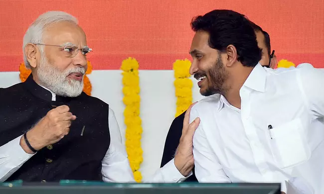 లోక్  సభలో మోడీ సర్కార్  కి షాకిచ్చిన జగన్  ఎంపీలు!