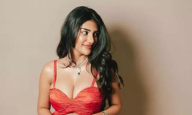 సుప్రీత.. చిట్టి డ్రెస్సులో మిర్చిలాంటి అందం
