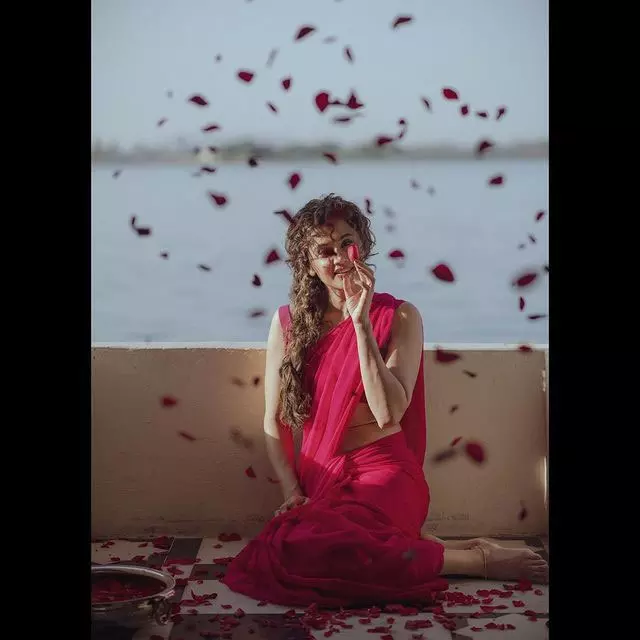 Taapsee Pannus Glamorous Look Is Simply Irresistible