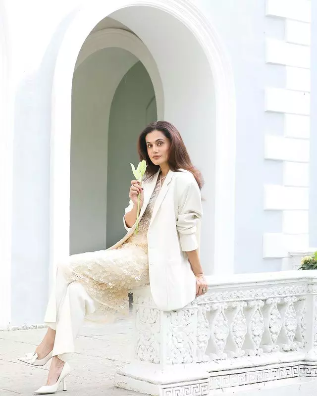 Taapsee Pannus Glamorous Look Is Simply Irresistible Taapsee Pannus Glamorous Look Is Simply Irresistible