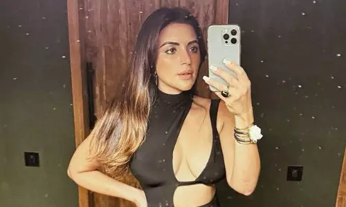 బాడీ కార్న్ లో హీటెక్కించిన సికింద‌ర్ బ్యూటీ!