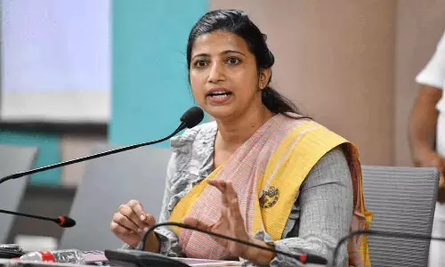 ఐఏఎస్ అమ్రపాలి ఇంట్లోనే చెత్త ఎత్తట్లేదట