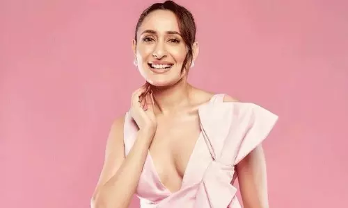 ప్రెట్టీ ఇన్ పింక్ లో ప్ర‌గ్యాజైశ్వాల్ పేంప‌రింగ్