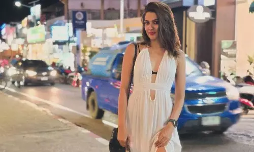 లెగ్స్ అందాలతో సాక్షి గ్లామర్ బ్లాస్ట్