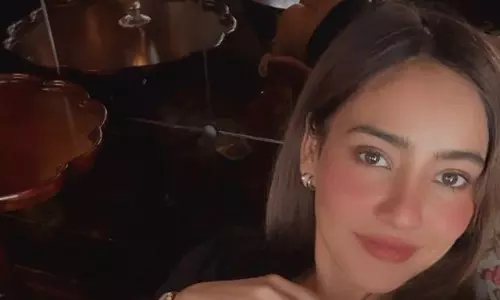 ఫోటో స్టోరి: శ‌ర్మా గాళ్ ఇన్న‌ర్ అందాలు కిల్లింగ్