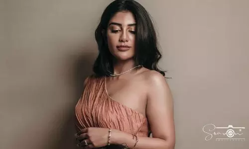 సుప్రీత గ్లామర్ డోస్.. ఆ డ్రెస్సుకే అందం వచ్చేలా..