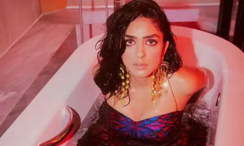 ట‌బ్ లో మృణాల్..కిక్కిచ్చే  భంగిమ‌లో!