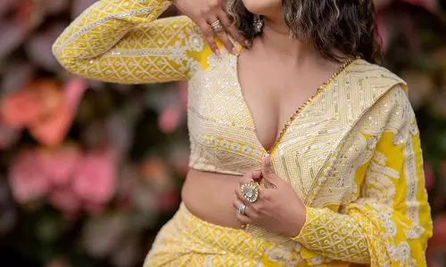 Sravanthi Chokarapu Flaunts Style In Saree