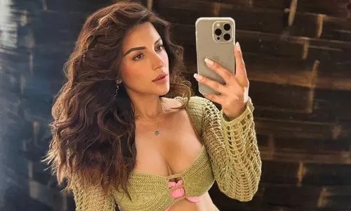 అందమైన చూపు తిప్పనివ్వని ప్రతిబింబం!