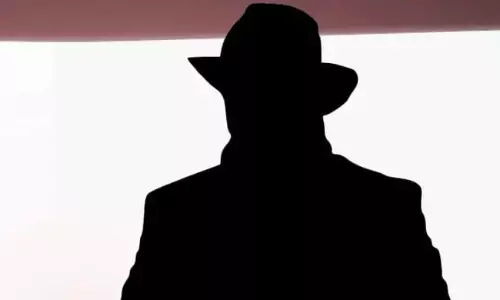 షాకిస్తున్న స్టార్ రైట‌ర్ ఇద్ద‌రు భార్య‌ల బంధం