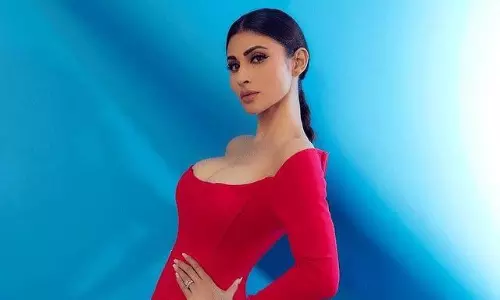 రెడ్‌ డ్రెస్‌లో అందమైన విలన్