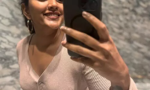 ఈషా రెబ్బ.. సెల్ఫీలో కిర్రాక్ లుక్ ఈషా రెబ్బ.. సెల్ఫీలో కిర్రాక్ లుక్