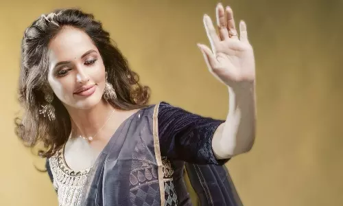 లంగావోణిలో జగతి.. నడుముతోనే స్టన్ అయ్యేలా..