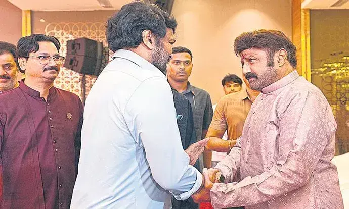 ఒకే ఫ్రేమ్ లో బాలయ్య - మెగాస్టార్.. వ్వాటే కాంబో