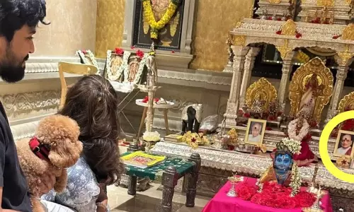 చిరు దేవుని గదిలో అల్లు లెజెండ్ ఫొటో