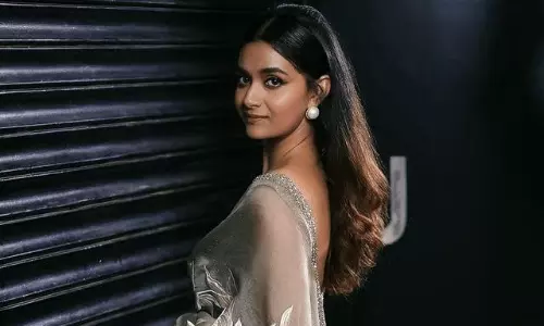 క‌ళావ‌తి మెచ్చిన గ్రే అందంలో ఓ మెరుపులా!