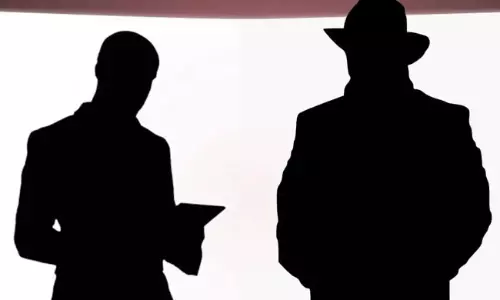 ఆ స్టార్ హీరో పై హాలీవుడ్ ద‌ర్శ‌కుడు స‌న్నాయి నొక్కులు!