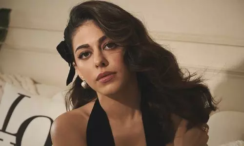 బ్యాక్‌లెస్ బ్లాక్ టాప్‌లో ఆల‌య కిల్లింగ్