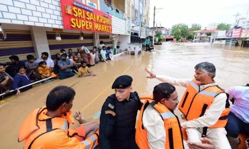 అన్ని ప‌ర్య‌ట‌న‌లు ర‌ద్దు.. విజ‌య‌వాడ‌లోనే  ఉంటా:  చంద్ర‌బాబు