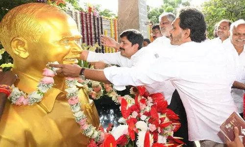 వైఎస్సార్ అడుగుజాడలే జగన్ కి ఆలంబన