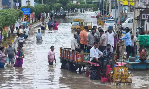 కాసుల కక్కుర్తి.. బోటుకు రూ.40వేలు.. ట్రాక్టర్ పై తీసుకొచ్చేందుకు రూ.2వేలు