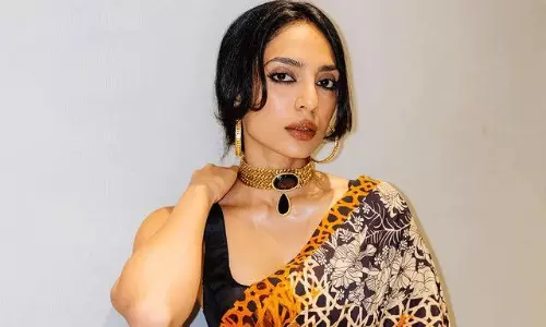 చీరలో శోభిత మెరుపులు