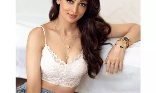 Sandeepa Dhar Tempts With Sharp Looks