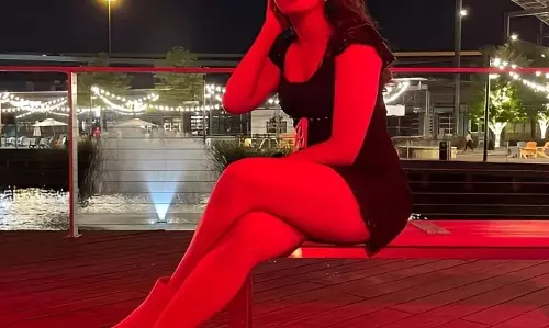 Catherine Tresa Alexander Enchants in This Stylish Attire