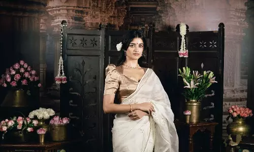 చీరలో భాగ్యశ్రీ అందం.. రెండు కళ్ళు సరిపోవేమో..