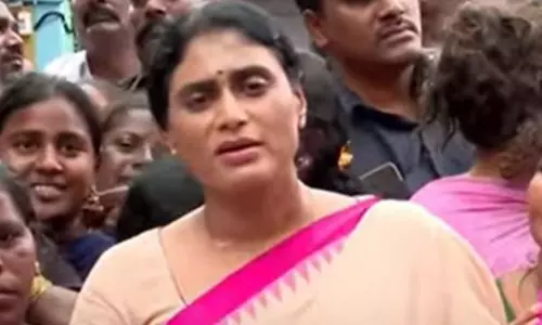షర్మిల ముందు జగన్...వాలంటీర్లు !