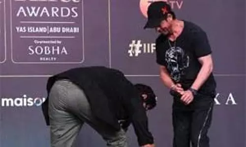 బాలీవుడ్ స్టార్ కాళ్ళు మొక్కిన రానా.. వైరల్ పిక్