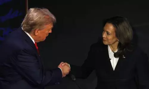 షేక్ హ్యాండ్ తో మొదలు పెట్టి.. చిరునవ్వుతో ట్రంప్ ను ఉతికేసింది