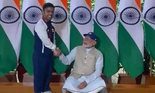 వారితో విందు.. అతడి కోసం ఏకంగా నేల మీద కూర్చున్న మోడీ