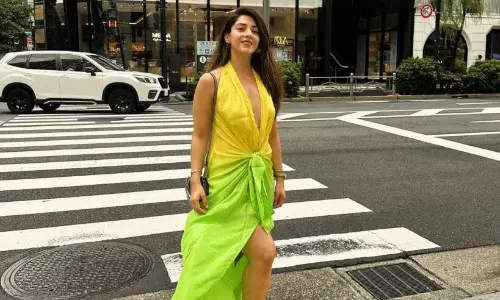 పిక్ టాక్‌ : టోక్యో రోడ్లపై అందాల హనీ బ్యూటీ