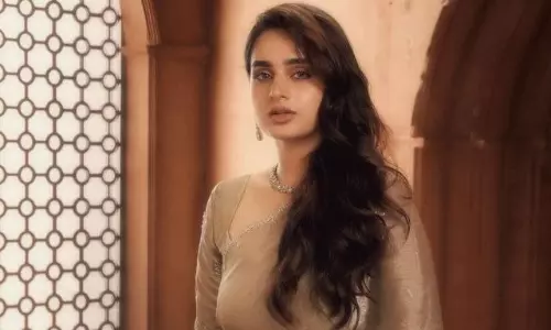 చీర కట్టుతో చూపు తిప్పుకోనివ్వని ఆయేషా ఖాన్‌