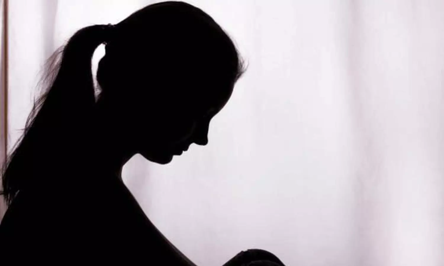 హీరోయిన్‌ని వ‌దిలేసి పారిపోయిన ప్రియుడు