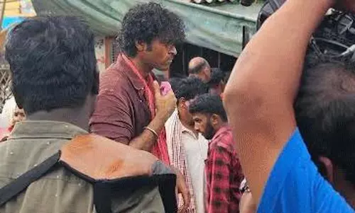 వరుణ్ మెడలో ఎర్ర కండువా.. మట్కాకు అవే హైలెట్!