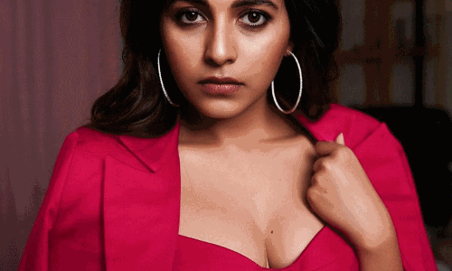 Anjali Looks Radiant in This Chic Dress