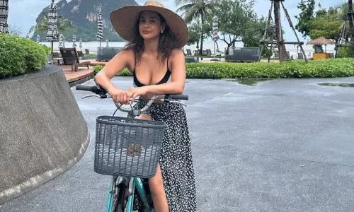 పిక్‌ టాక్‌ : అందాల ఐషా సైకిల్ రైడ్‌